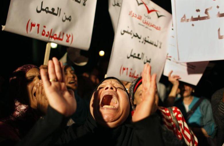 Femeile egiptene luptă pentru drepturile lor. Noua Constituţie limitează dreptul femeilor la educaţie şi scade vârsta legală pentru căsătorie 170743