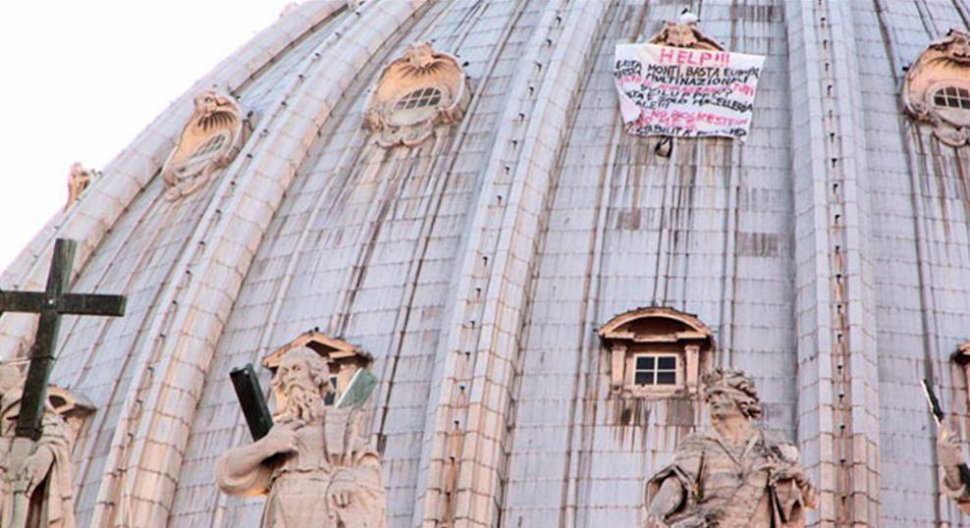 Un italian protestează de pe acoperişul Vaticanului
