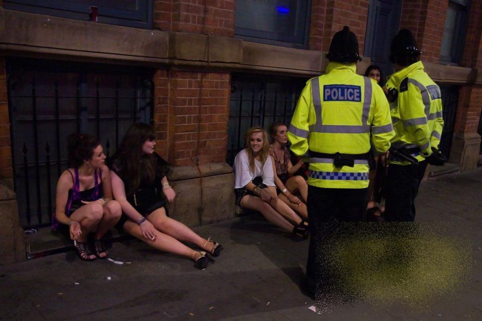 Fenomenul pe care poliţia l-a scăpat de sub control. Studenţii îşi dau &quot;doctoratul&quot; în alcool, droguri şi viaţă de noapte 170918