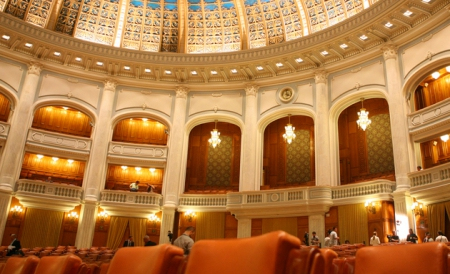 Guvernul, principalul legislator în România între 2008 şi 2012. Parlamentul a dat doar 23% din legi