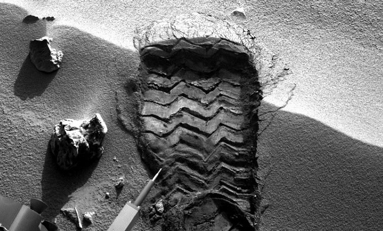&quot;La prima vedere, se pare că omul a călcat pe Marte&quot;. Cea mai nouă imagine trimisă de Curiosity pe Terra