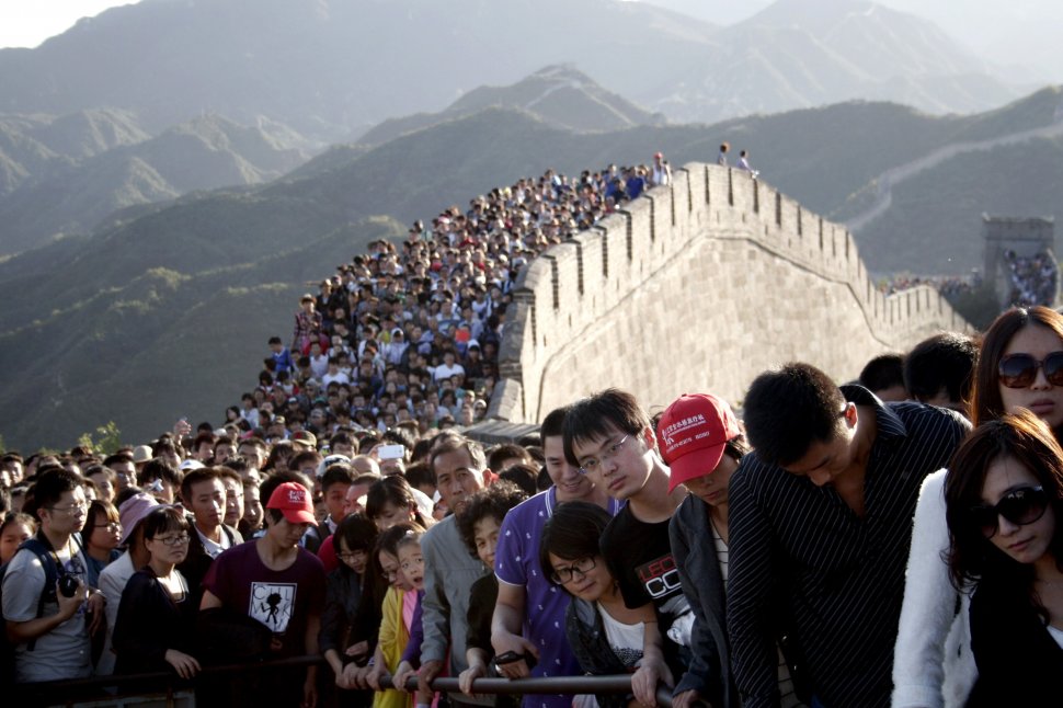 &quot;Marea coadă a Chinei&quot;: Sute de mii de persoane au luat cu asalt Marele Zid Chinezesc