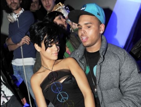 Chris Brown recunoaşte că este îndrăgostit de Rihanna