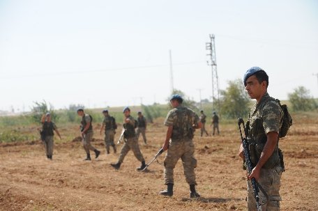Conflict TURCIA-SIRIA. Artileria turcă ripostează la obuzul sirian căzut în satul Akçakale