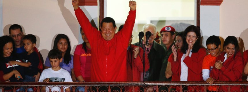 &quot;Îi mulţumesc lui Dumnezeu pentru asta!&quot; Pentru a treia oară, Hugo Chavez câştigă alegerile din Venezuela. Portretul unui preşedinte controversat