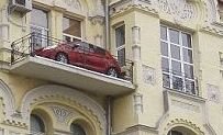 Nici cel mai experimentat şofer din România NU îşi poate explica imaginea. &quot;Aşa rezolvăm şi noi cu locurile de parcare&quot;