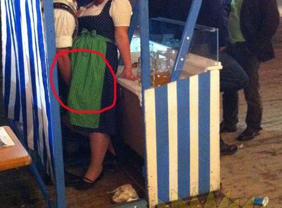 Erau în cel mai aglomerat loc din ţară şi au început să facă asta în văzul tuturor. În spatele lor, era coadă 171542