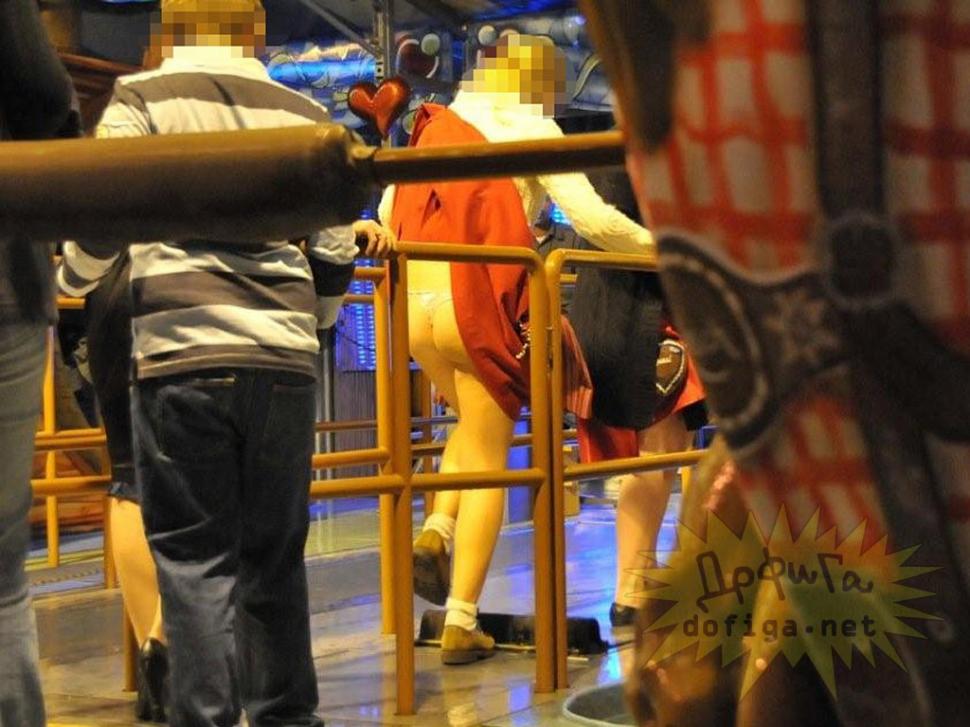 Erau în cel mai aglomerat loc din ţară şi au început să facă asta în văzul tuturor. În spatele lor, era coadă 171543