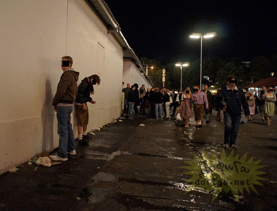 Erau în cel mai aglomerat loc din ţară şi au început să facă asta în văzul tuturor. În spatele lor, era coadă 171544