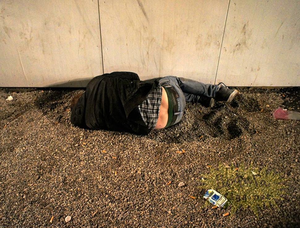 Erau în cel mai aglomerat loc din ţară şi au început să facă asta în văzul tuturor. În spatele lor, era coadă 171549