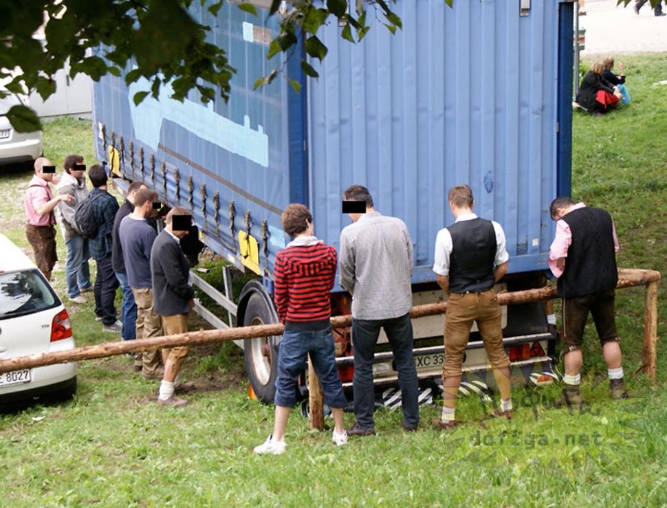 Erau în cel mai aglomerat loc din ţară şi au început să facă asta în văzul tuturor. În spatele lor, era coadă 171551