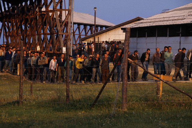 Foştii duşmani, uniţi de un scop comun: Bosniacii, croaţii şi sârbii cer compensaţii pentru perioada petrecută în lagăre