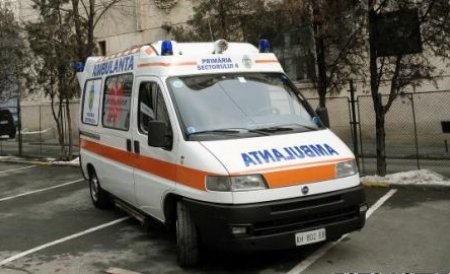 Trei persoane au fost rănite după ce o ambulanţă s-a răsturnat, la Drobeta Turnu Severin