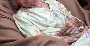 Umilită la 82 de ani. Bătrâna paralizată va fi evacuată din căminul social în care stătea din cauza unei datorii de 400 de lei