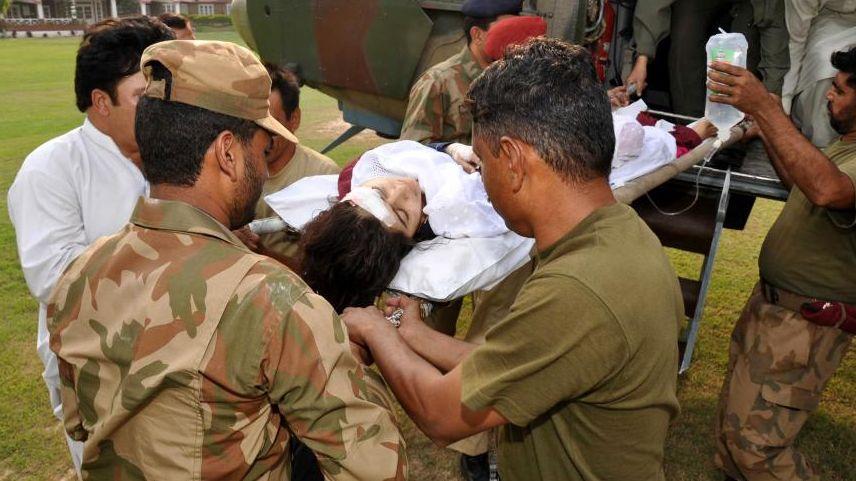 Îi pot lua viaţa, dar nu şi spiritul. Curajul incredibil a adus-o pe această fată în pragul morţii. Întreaga lume se roagă pentru ea 171794