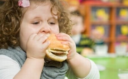 Sănătatea copiilor români, în pericol. Obezitatea infantilă a căpătat proporţiile unei epidemii 