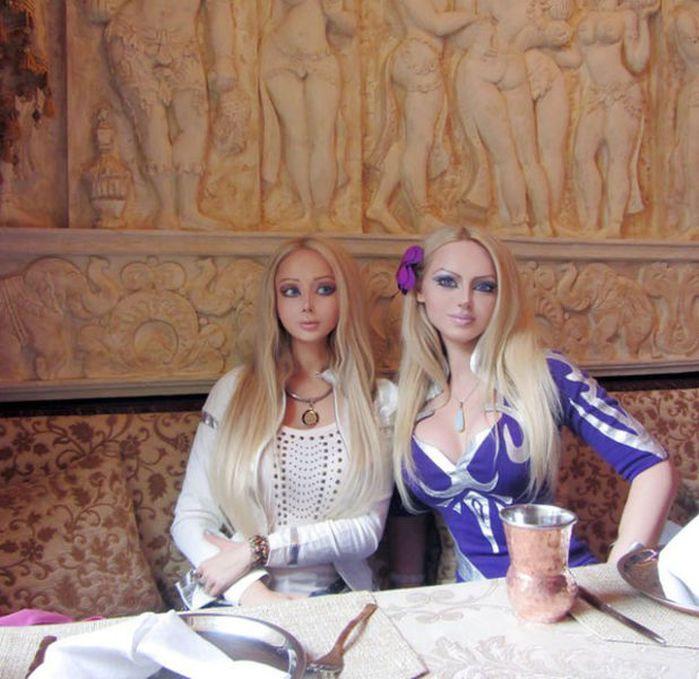 Au ieşit la o terasă şi toată lumea se uita la ele. NU sunt surori, dar 90% din trupurile lor arată la fel 172163