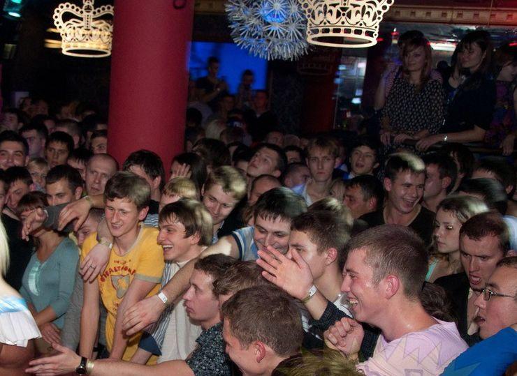 Elevii au înnebunit când au văzut-o pe scenă. La BALUL BOBOCILOR, minorii aveau interzis la reprezentaţia ei 172058