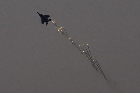 Aviaţia militară israeliană a efectuat trei raiduri în Fâşia Gaza, după un atac cu rachete asupra unei zone rezidenţiale