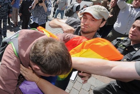 Rusia. Circa 20 de bărbaţi au devastat un bar gay din Moscova