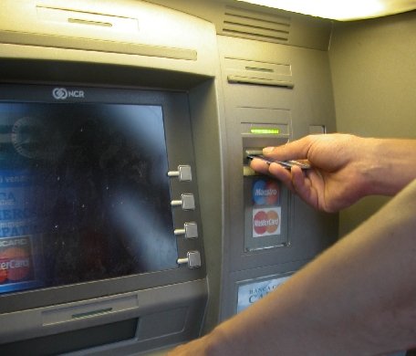 Poliţiştii bucureşteni au reţinut doi tineri care sustrăgeau bani dintr-un bancomat prin forţarea aparatului