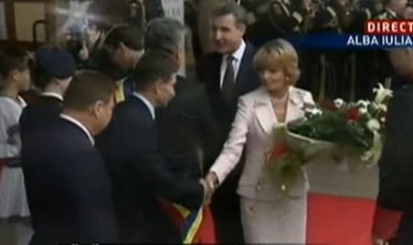 Familia Regală a României, primită cu entuziasm la Alba Iulia: &quot;Monarhia Salvează România&quot;