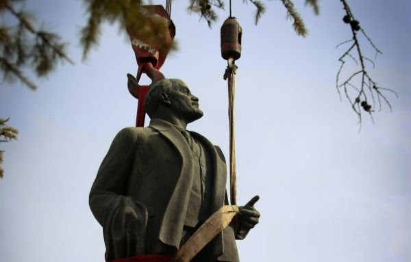 Mongolia spune adio trecutului. Ultima statuie a lui Lenin a fost eliminată