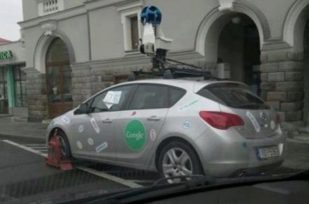 Poliţia Română a blocat roţile unei maşini Google Street View
