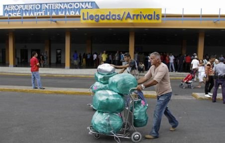 După 50 de ani de aşteptare, cubanezii pot călători în străinătate doar cu paşaportul