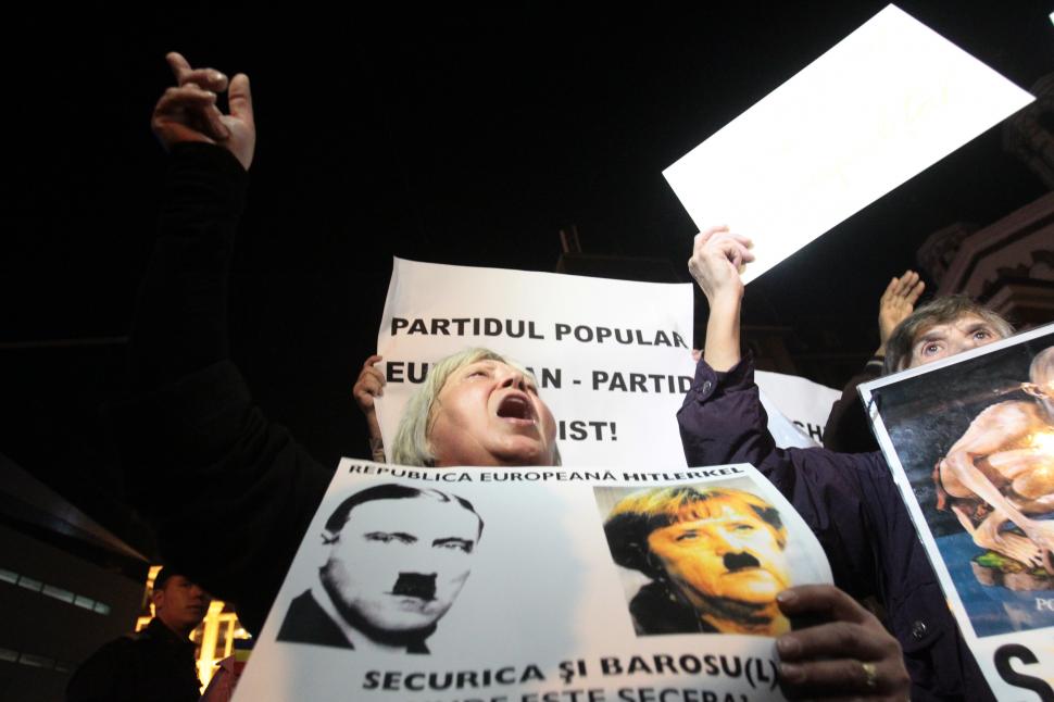 Zeci de persoane au protestat în faţa restaurantului unde au cinat liderii PPE 172875