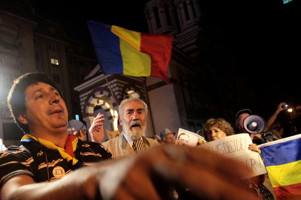 Zeci de persoane au protestat în faţa restaurantului unde au cinat liderii PPE 172876