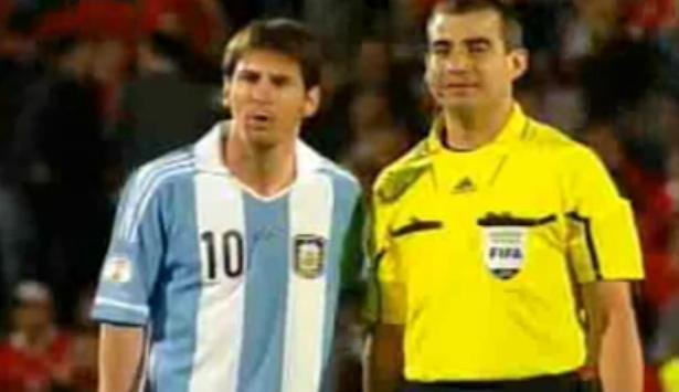 Moment inedit la meciul Chile - Argentina: Messi, rugat să se fotografieze cu arbitrul asistent la pauză