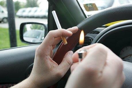 Obiceiul care ucide. Fumatul în mașină poate provoca afecțiuni grave tuturor pasagerilor