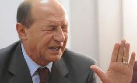 Traian Băsescu a ieşit din sală şi s-a retras în biroul secretarului Camerei. Acesta a refuzat să răspundă întrebărilor jurnaliştilor