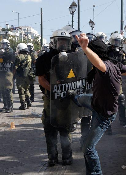 Grevă generală în Grecia. Demonstranţii se bat cu poliţiştii pe străzile Atenei 173282