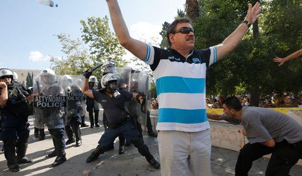 Grevă generală în Grecia. Demonstranţii se bat cu poliţiştii pe străzile Atenei 173283