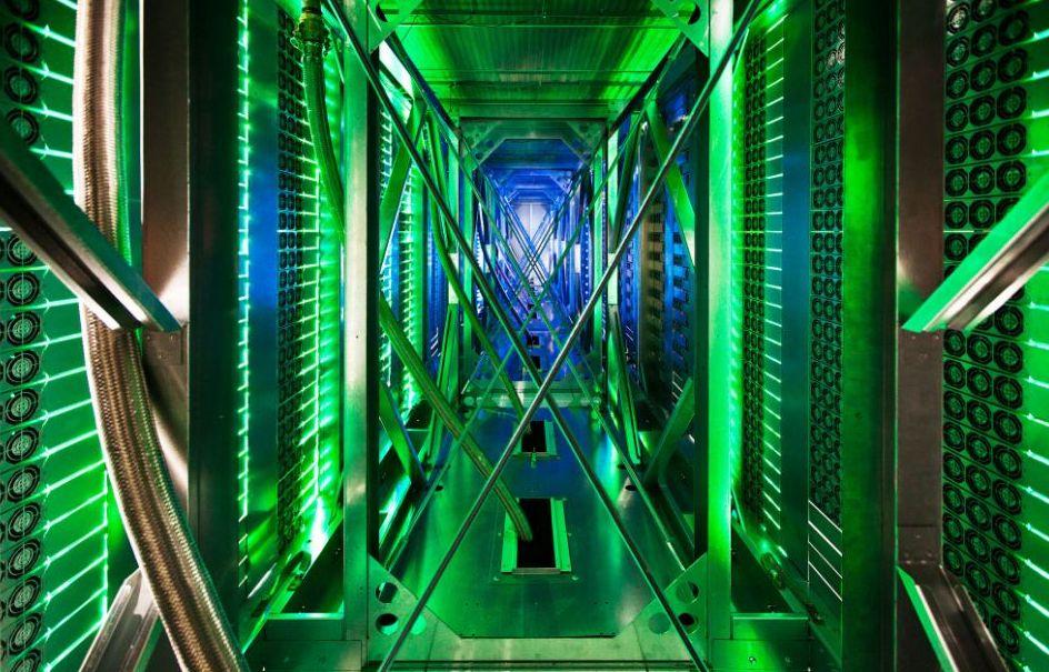 Intră în casa internetului. Fotografii ÎN PREMIERĂ cu serverele Google 173264