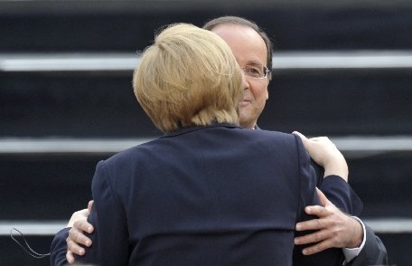 Angela Merkel recunoaşte că ţine mult la relaţia sa cu preşedintele francez