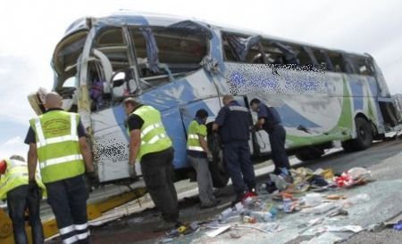 ACCIDENT GRAV în Cluj. Un mort şi 18 răniţi, în urma coliziuni dintre un tractor şi un autocar