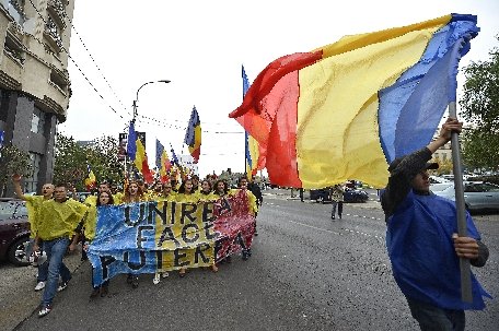 &quot;Basarabia e România!&quot; Peste 1.000 de persoane au participat la un marş pentru unire