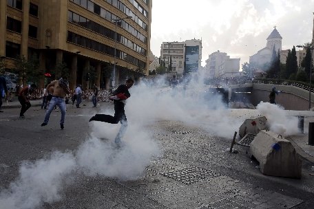 Liban. Poliţia a folosit grenade lacrimogene pentru a opri manifestanţii să ia cu asalt sediul premierului