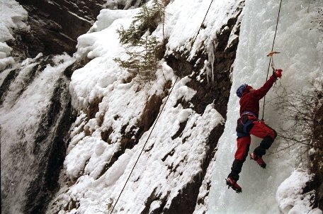 Un alpinist a murit în Munţii Făgăraşului, după ce a căzut de pe stânci