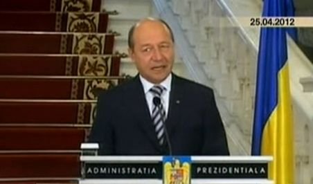 Unde și-a pierdut Traian Băsescu coloana vertebrală? Vezi diferența între președintele nostru și un europarlamentar britanic