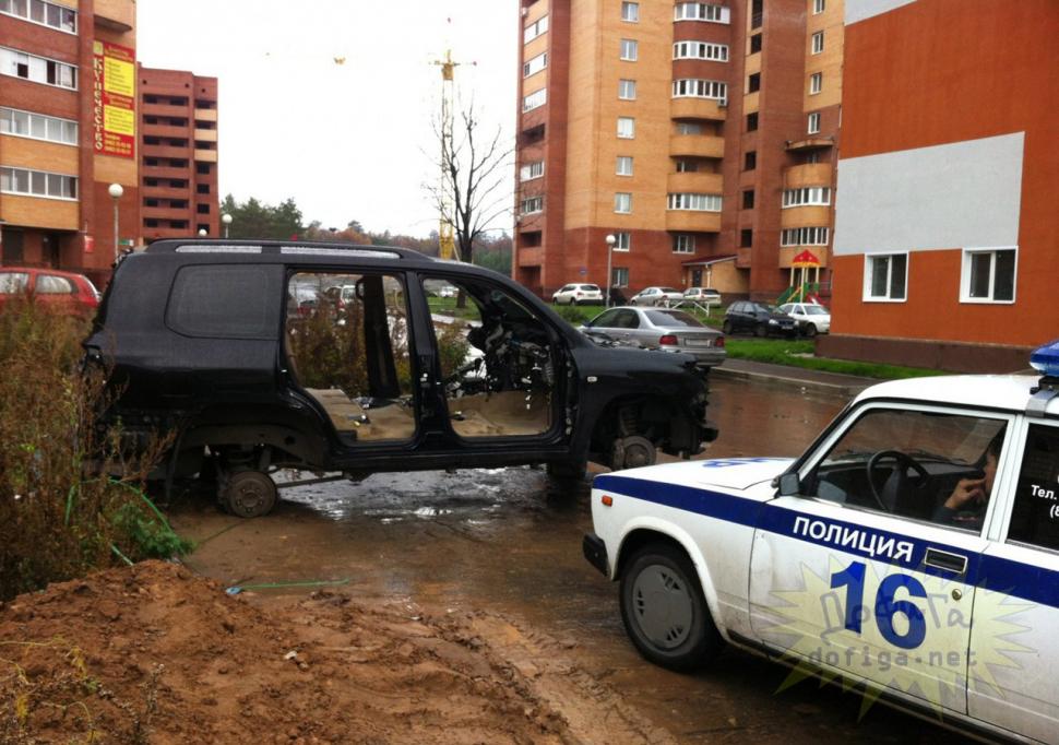 Un şofer a ÎNCREMENIT când şi-a văzut maşina dimineaţă. O parcase cu o seară înainte în faţa blocului  173745