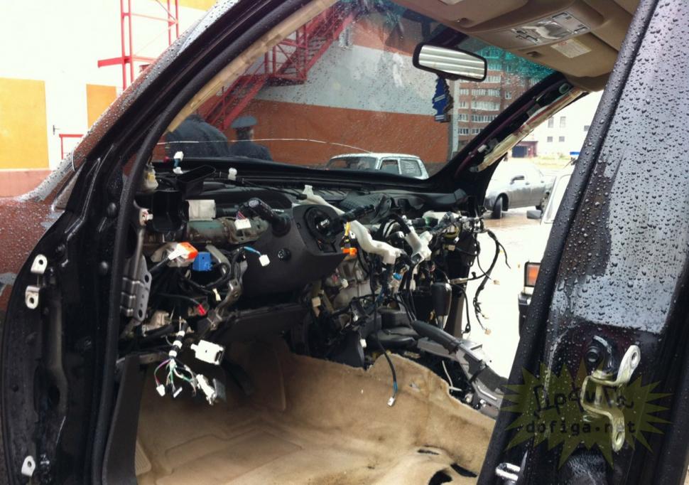 Un şofer a ÎNCREMENIT când şi-a văzut maşina dimineaţă. O parcase cu o seară înainte în faţa blocului  173747