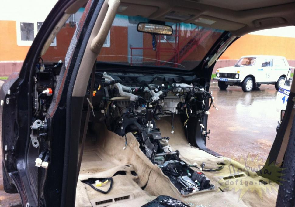 Un şofer a ÎNCREMENIT când şi-a văzut maşina dimineaţă. O parcase cu o seară înainte în faţa blocului  173748