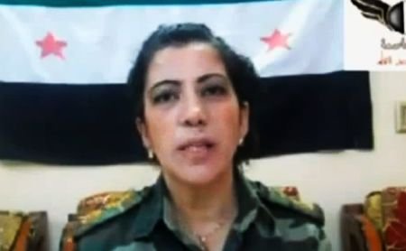 Prima femeie militar care a dezertat din armata siriană. Acum îi antrenează pe rebeli