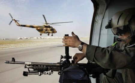 &quot;Atacuri similare au loc tot mai des&quot;. Un elicopter cu doi polonezi la bord, atacat în Afganistan