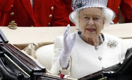 Cum stă Regina Elisabeta a II-a pe ”tron”. Imaginea din intimitatea monarhilor