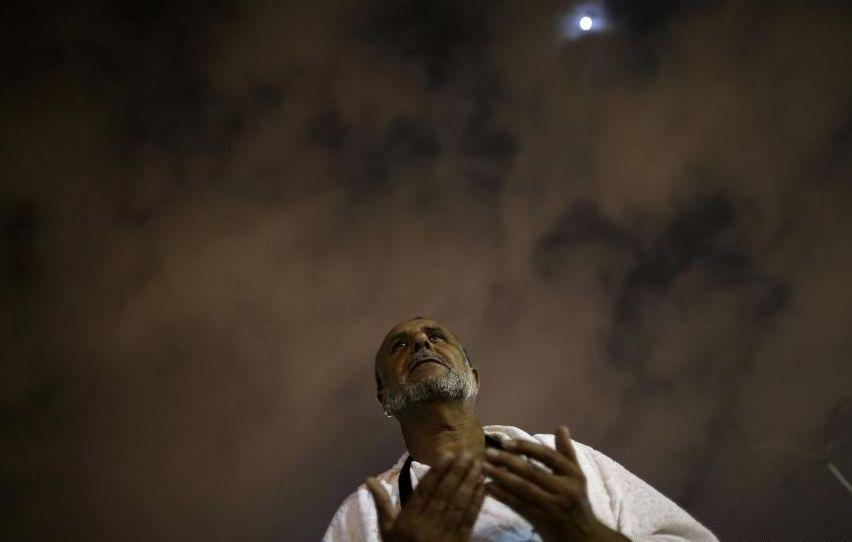 Imagini impresionante cu pelerinajul de la Mecca. Peste două milioane de musulmani s-au adunat în cea mai importantă zi a procesiunii 174451